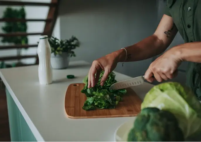knife cutting lettus